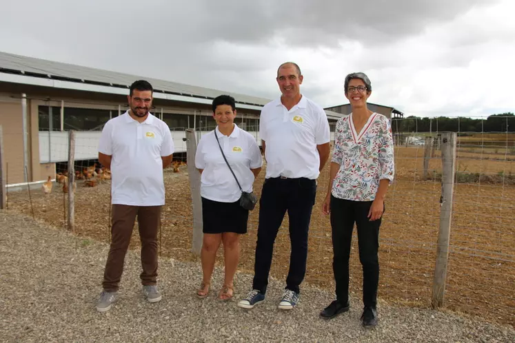 Florian, Françoise et Jean-Pierre Chaignon, avec Véronique Piton Dregoire.Pour les éleveurs et pour Bodin, une exploitation 100 % bio, le recours aux énergies renouvelables, le respect du bien-être animal et de la biodiversité sont en cohérence avec la bio.