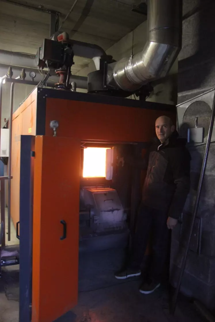 La chaudière à bois de 500 kWh fournit la majorité de la chaleur des 7 400 m² de poulaillers.