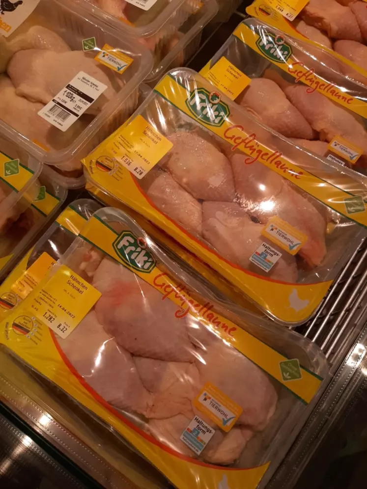 Cuisses de poulets à 6.5 €/kg. Chaque barquette informe que le poulet a bien  été élevé selon les critères ITW, selon un mode de conduite mieux disant variant de 1 à 4 (ici 2).