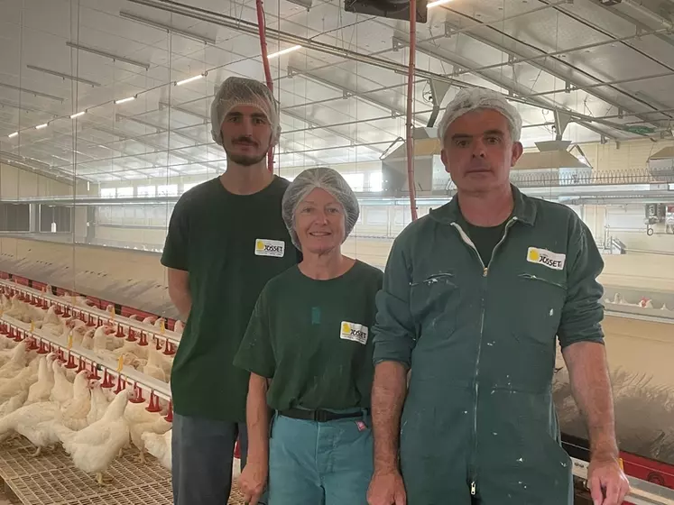 Alan Davalo et Fabienne Josset, salariés et Bertrand  Dubois, technicien  en charge du site de l'élevage. Le confort de travail a été largement pris en compte dans l'aménagement des salles. 