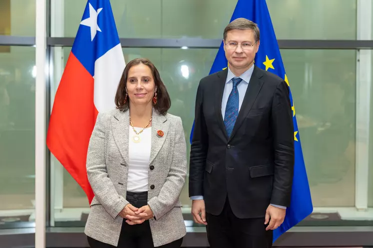 Antonia Urrejola, ministre des Affaires étrangères du Chili et Valdis Dombrovskis, commissaire européen au Commerce, ravis de l'accord signé le 9 décembre à Bruxelles
