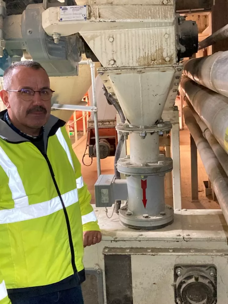 Jean-Luc Denis, responsable de l’usine Nutri-Bourgogne devant l’appareil de mesure du débit du blé entier : « Le dispositif de mélange par flux après granulation assure une bonne homogénéité du mélange blé-granulés jusqu’à la trémie d’alimentation en élevage. »