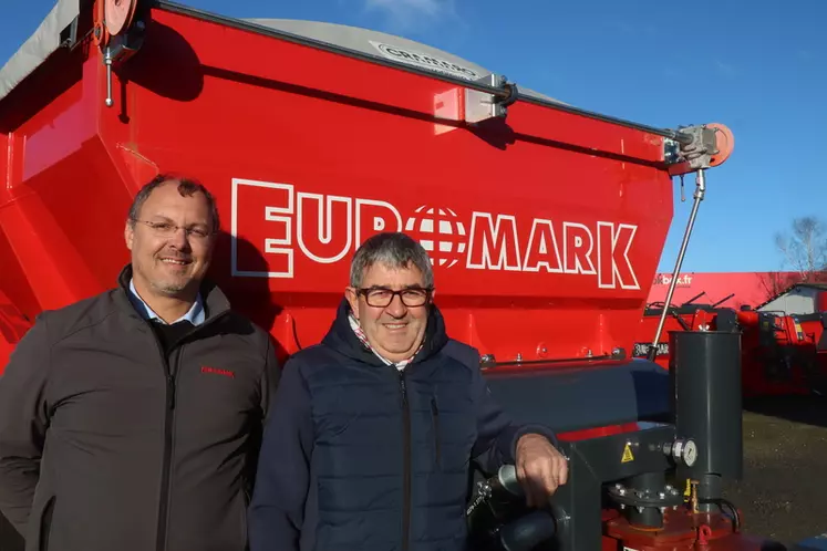 À gauche, Marc Le Hir, le fabricant Euromark, et Jean Pierre Marchand, inventeur de la repailleuse pneumatique.
