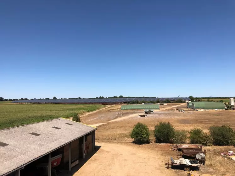 La ferme solaire vue de l'exploitation de David Pasquay au premier plan. © D. Pasquay