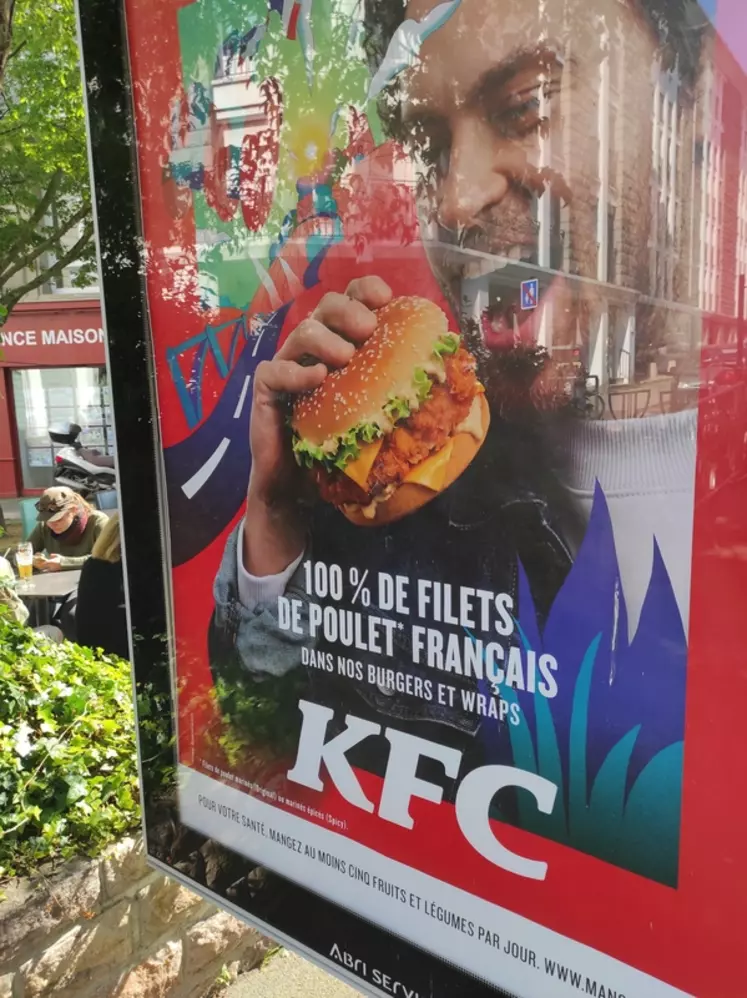 Désormais, l'enseigne américaine de fastfood communique sur l'origine française des poulets dans ses burgers