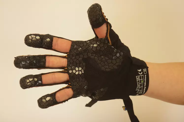 Le cœur du gant bionique : des capteurs qui transmettent l’ordre de serrage au dispositif