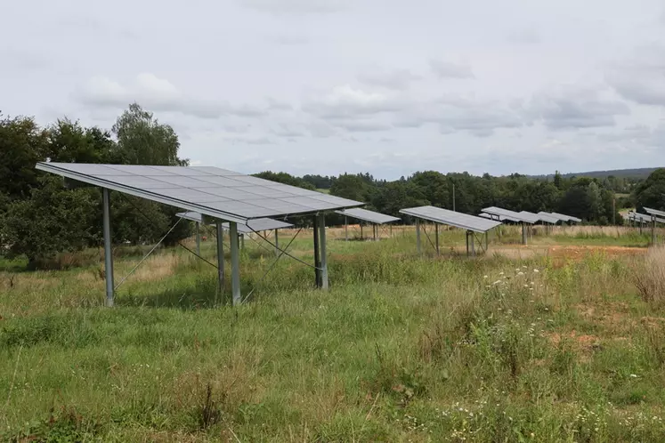 La surface de panneaux photovoltaïques implantée par site ne devra pas dépasser 1 MWc de puissance et 15 % de la surface des parcours.