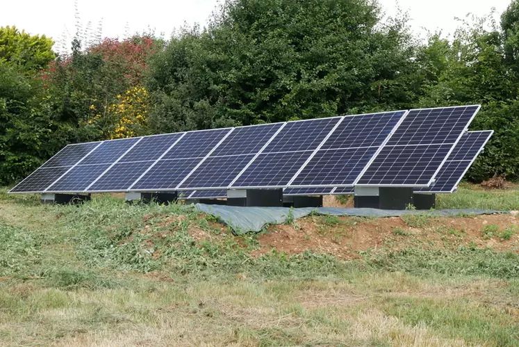 L'électricité photovoltaïque de la  centrale au sol est autoconsommée sur l'élevage. 
