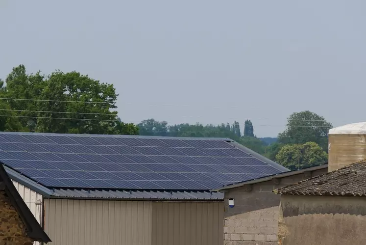 Les centrales photovoltaïques du site avicole ont été installées sur les toitures d'hangars agricoles. 
