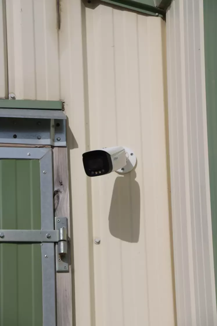 Certaines caméras intelligentes sont équipées d'un dispositif de dissuasion avec des leds de couleur ou un flash lumineux.