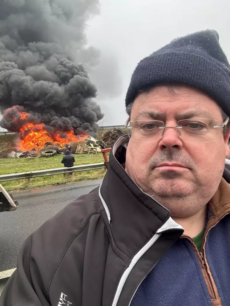 David Labbé en action fin janvier sur un barrage filtrant de la RN 12 dans les Côtes d'Armor