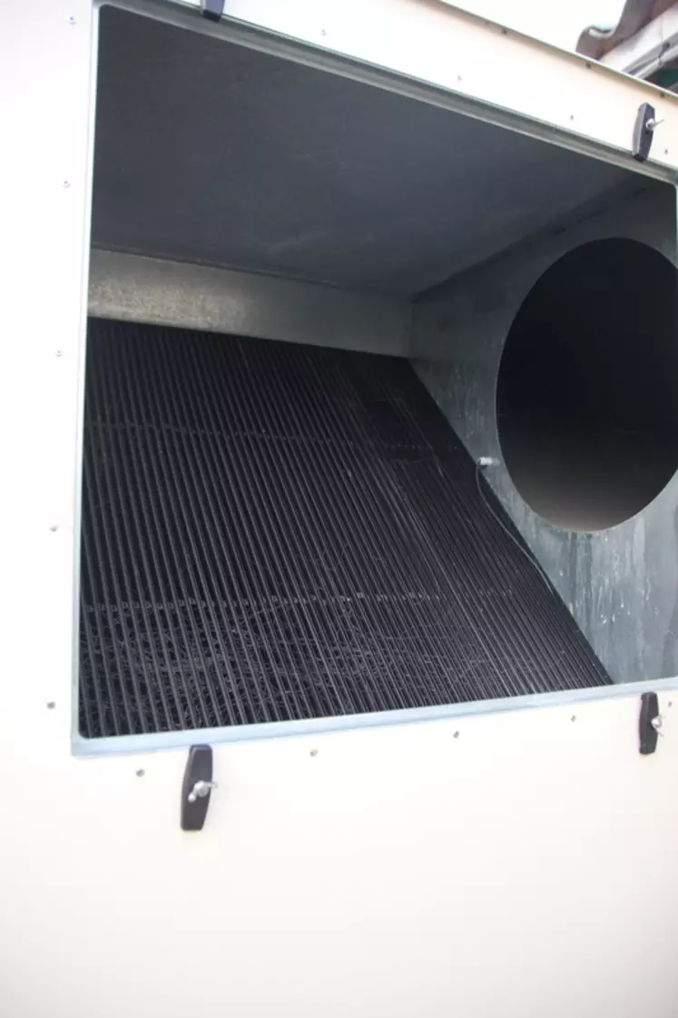 Après ouverture de l'échangeur : en noir, le bloc échangeur fixe et à droite la sortie de l'air intérieur qui réchauffe l'air entrant à travers les plaques.