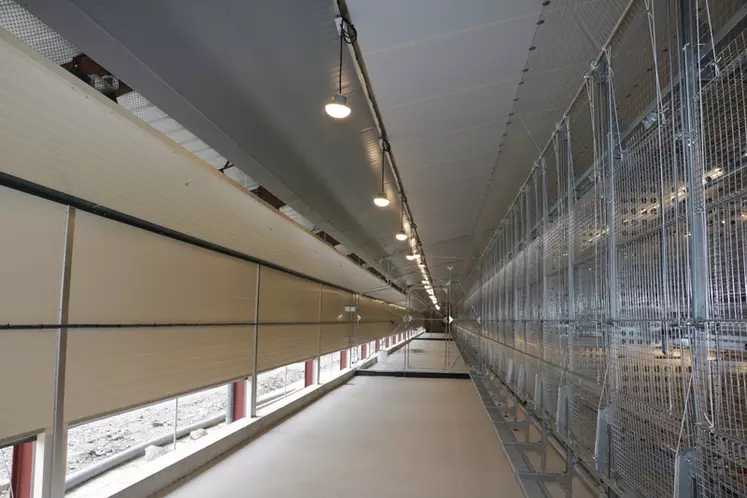 La trappe constructeur inclinée et large d'un mètre permet à l'air de longer la pente de la sous-toiture évitant les retombées d'air froid.