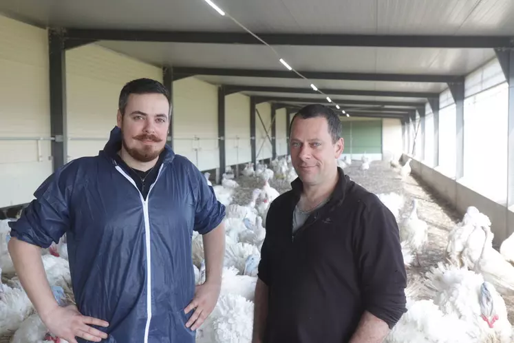 Baptiste Combréas (Ets Braud) avec Yannick Lardeux (Gaec de l'Erdre) en Loire-Atlantique.