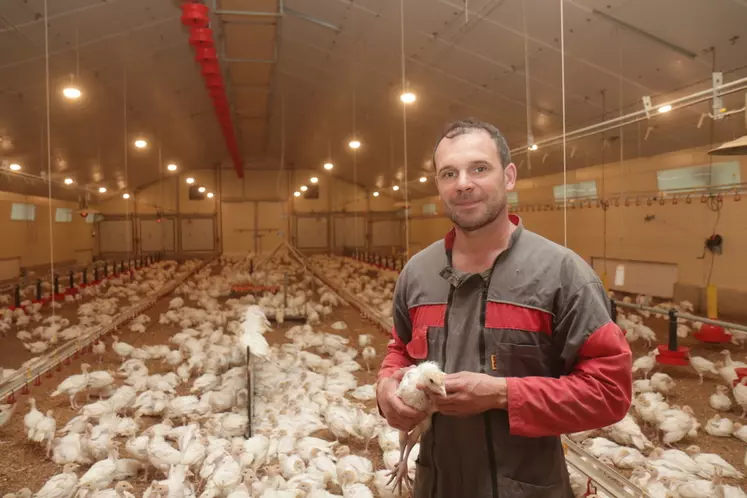 Passé du lait à la volaille, Emmanuel Rochelle n'envisageait pas de faire le saut vers une production de poulet conventionnel.