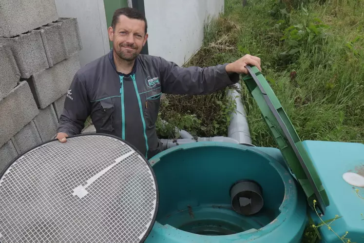 L’eau des 2 100 m² de toiture passe par ce collecteur récupérant les grosses impuretés avant d’aller dans la citerne souple remplie dessous et par gravité