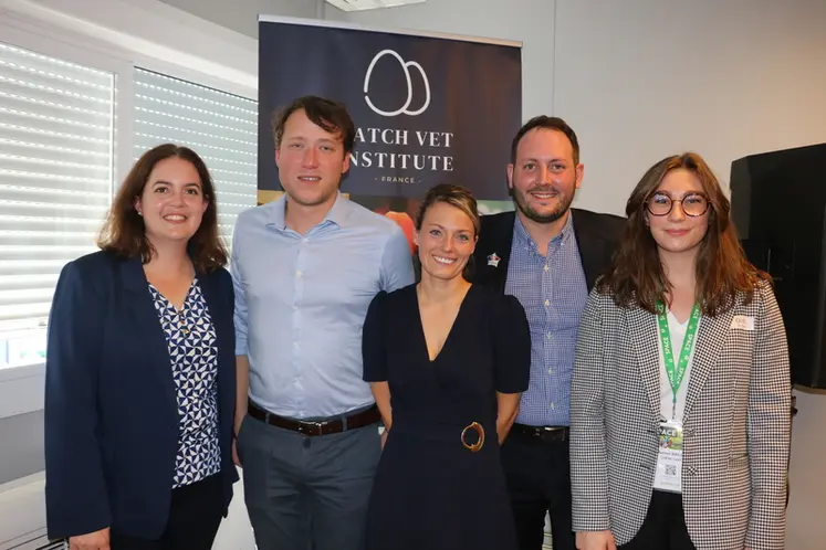 <em class="placeholder">Claire Parmentier, en charge du Hatch Vet Institute (au centre), est accompagnée d’une équipe de quatre experts : Claire Godener, Yves Deleforterie, Maxime Thoral et ...</em>
