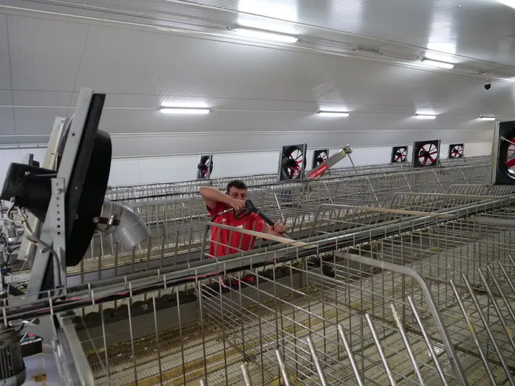 <em class="placeholder">Avant l&#039;Evo Cleaner, Sylvain lavait la salle avec une lance haute pression, comme beaucoup d’éleveurs. Une posture éreintante pour les épaules.</em>
