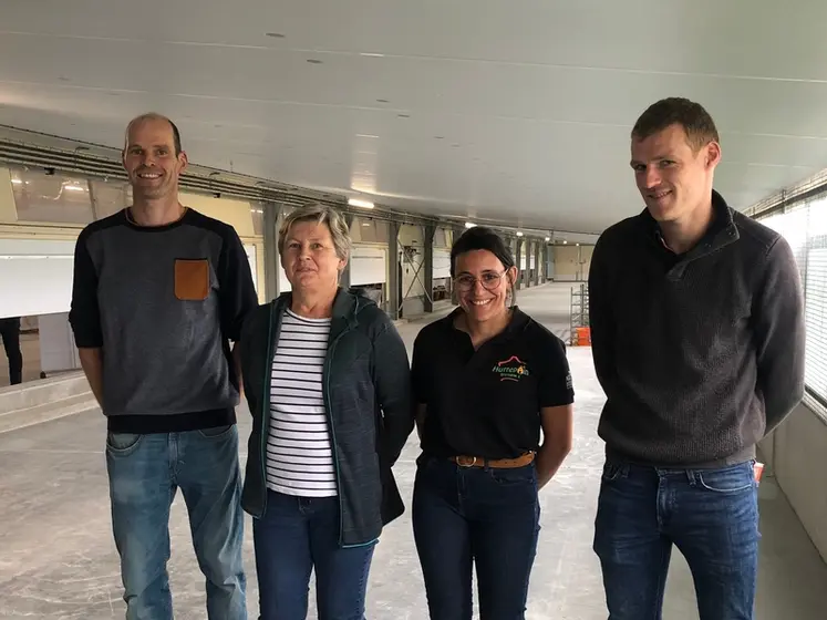 <em class="placeholder">Damien, Romain et Lydie Hamon avec Lise Josset, leur technicienne d&#039;Huttepain Bretagne. Au bâtiment classique, 80 m de long sur 15 m de large, est venue se rajouter une ...</em>