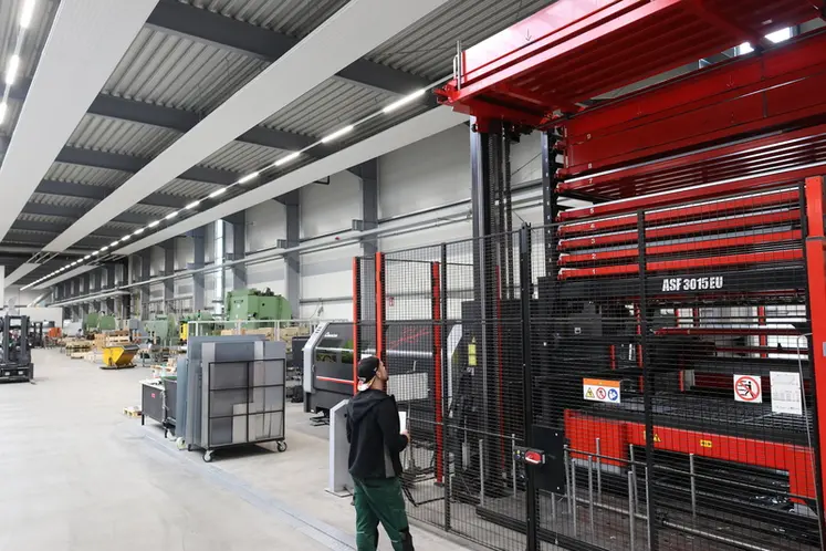 <em class="placeholder">La machine de découpe à laser va chercher seule la plaque d&#039;acier nécessaire à la tache programmée.</em>