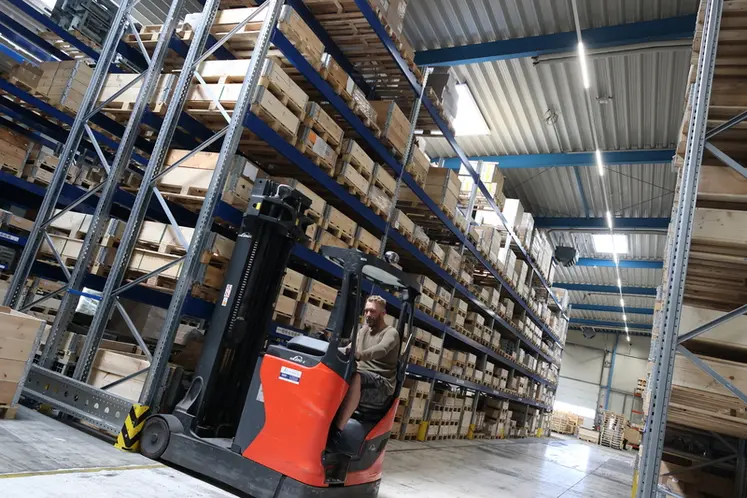 <em class="placeholder">L’immense zone de stockage des pièces en attente d’être préparées pour l’expédition dans 40 pays.</em>