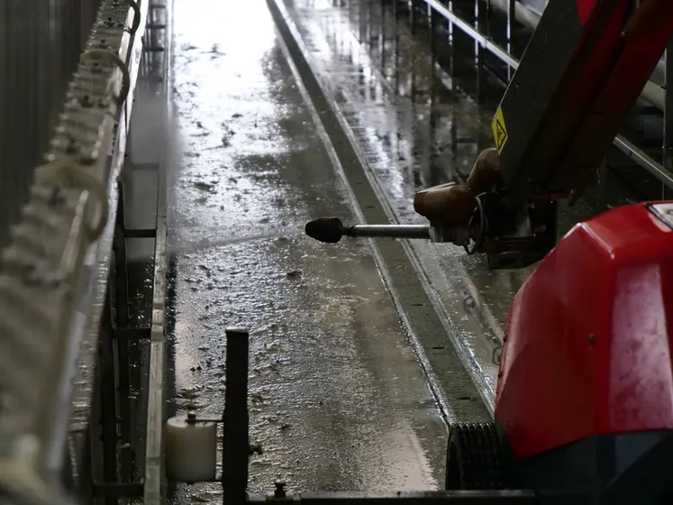 <em class="placeholder">Désinfecté après chaque utilisation, le robot est entreposé sur un site de stockage éloigné des bâtiments d’élevage afin de minimiser les risques d’hygiène.</em>