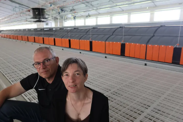 <em class="placeholder">Marina et Nicolas Grellepoix. Détenu par Nicolas, le bâtiment neuf complète idéalement l’atelier de 9000 poules parentales de Marina, situé à proximité.</em>