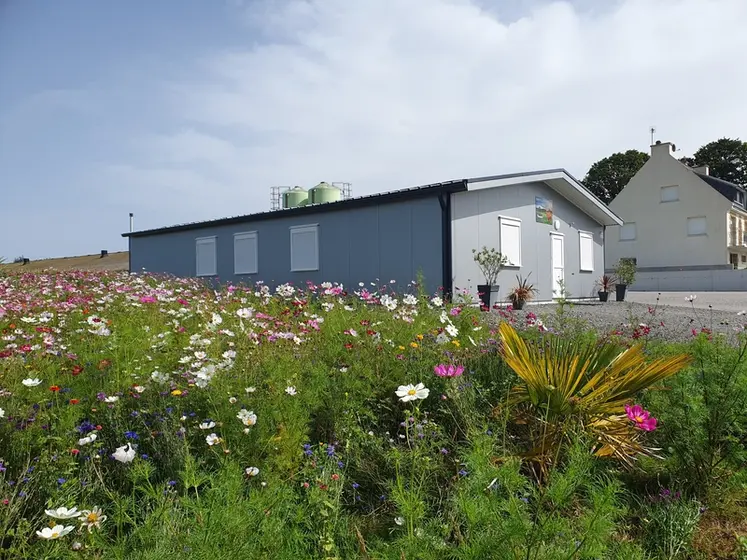 <em class="placeholder">Les intervenants extérieurs de l’Earl de la Petite Lande disposent maintenant d’un bâtiment dédié à leur confort qui sécurise mieux le sanitaire de l’exploitation.</em>