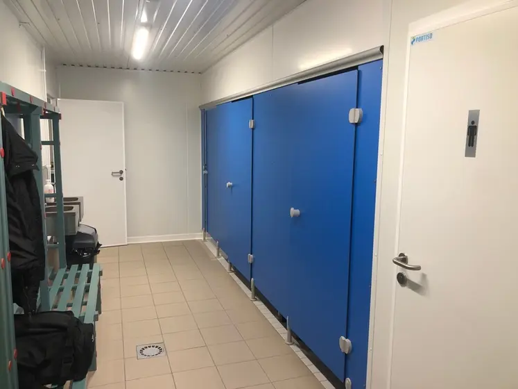 <em class="placeholder">44 m² de sanitaire pour trois douches non systématiquement utilisées, trois WC et des vestiaires.</em>
