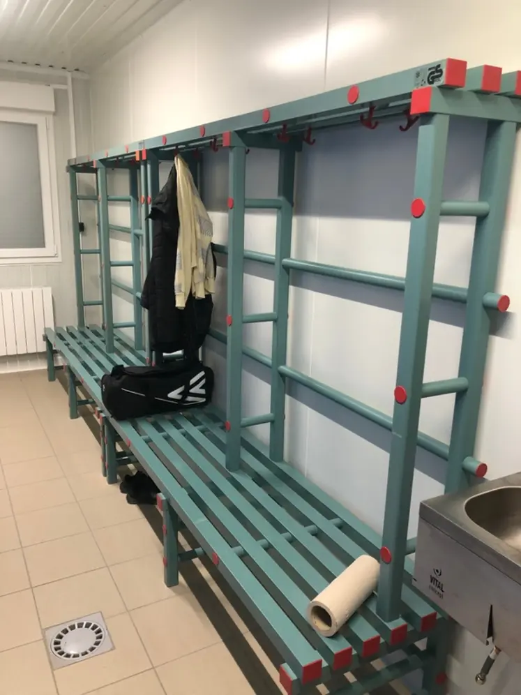 <em class="placeholder">Le vestiaire, côté zone propre, avec un second lavabo à côté de la porte vers la salle de repos</em>