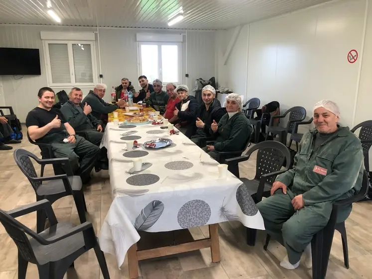 <em class="placeholder">L&#039;équipe de vaccination d&#039;Inter-avic en pause dans la salle comprenant une cuisine équipée.</em>