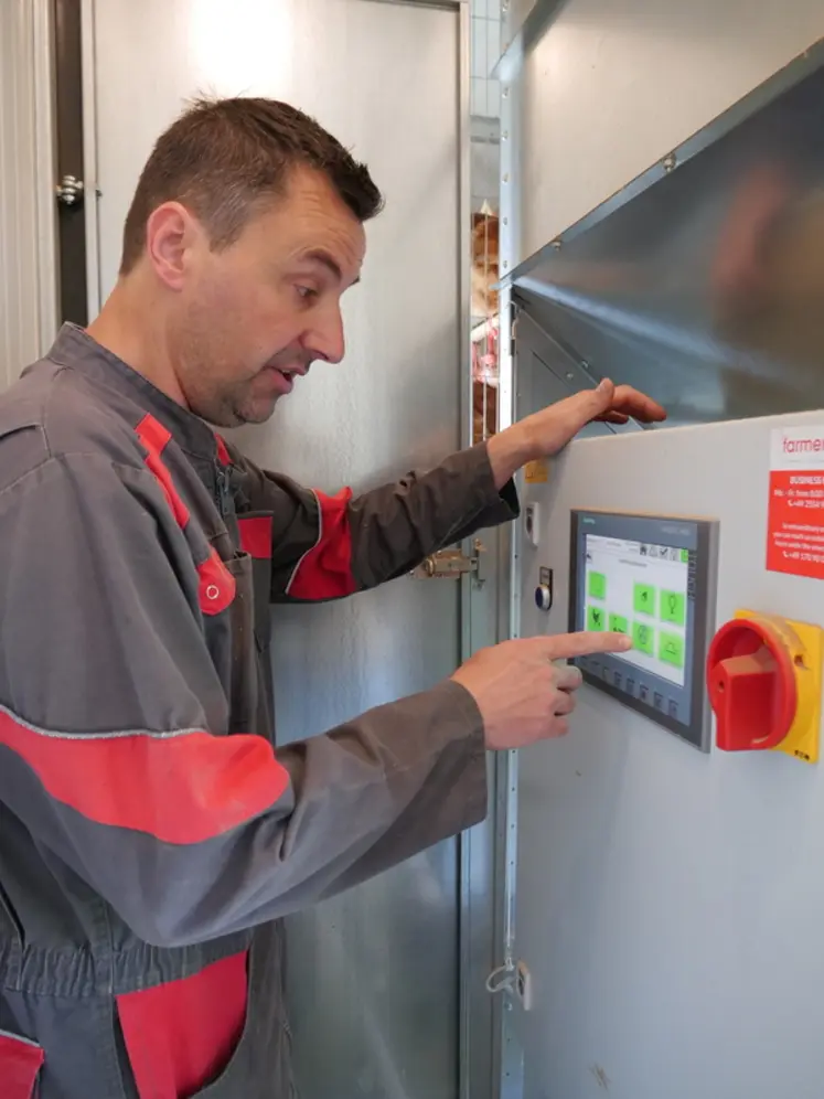 <em class="placeholder">Un ordinateur de bord règle automatiquement l’eau, l’alimentation, la ventilation, l’évacuation des fientes et des œufs.</em>