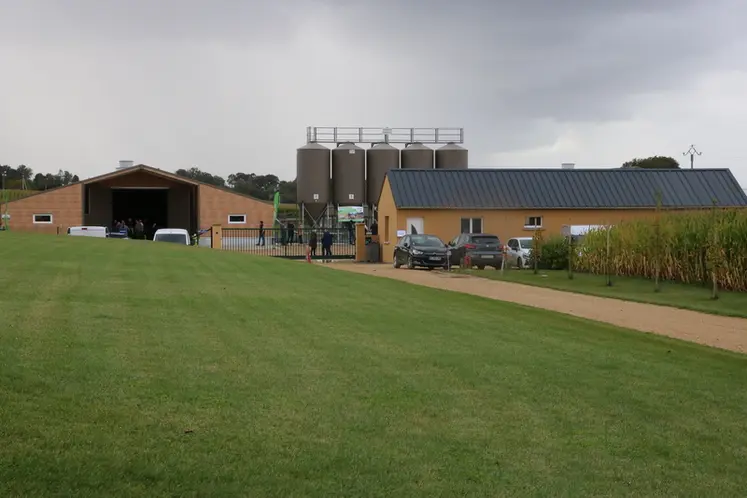 <em class="placeholder">Accessible par un unique chemin, l’entrée du site d’élevage de Nicolas Verdier est délimitée par une clôture grillagée avec un portail électrique et un grand sas ...</em>