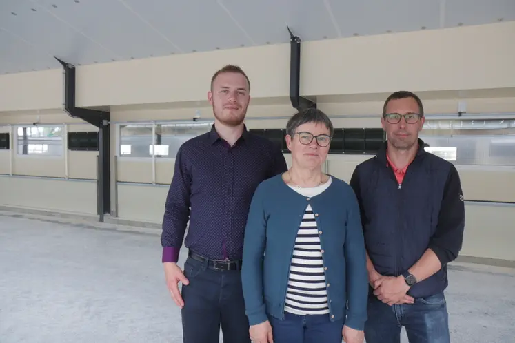 <em class="placeholder">Chantal Lepage et Ludovic Perrin, associés de la SCEA La ville es archers avec Alexandre (à gauche) en cours d’installation : « Nos poulaillers avec jardin d’hiver ...</em>