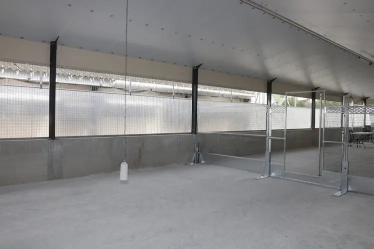 <em class="placeholder">Pour faciliter la maîtrise de l’ambiance, le plafond est isolé et l’ouverture du rideau est reliée à la sonde température du bâtiment. </em>