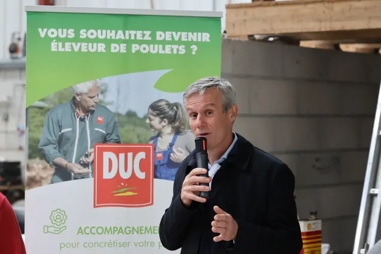 <em class="placeholder">Le directeur général Damien Calandre en visite chez un futur éleveur. La production est devenue le maillon faible de Duc, d’où le renforcement de ses mesures de soutien.</em>
