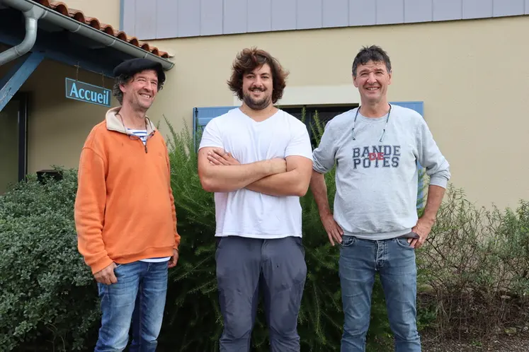 <em class="placeholder">De gauche à droite : Philippe, Maxime et Pierre : « Notre autonomie alimentaire en maïs, soja et blé est autant un atout économique que sécuritaire et qualitatif. »</em>