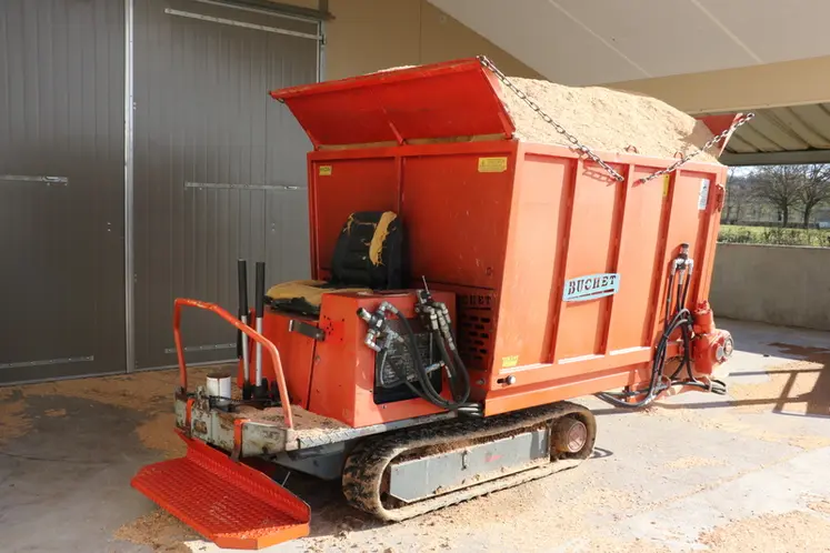 <em class="placeholder">Avec le constructeur Buchet, Patrice Labrosse a conçu un épandeur à partir d’une ancienne chenillette de travaux publics sur laquelle vient se poser une cuve de 2,5 m3, ...</em>