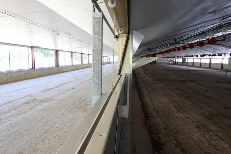 <em class="placeholder">Les volets continus amovibles facilitent la circulation de l’air entre le préau et l’intérieur du bâtiment.</em>