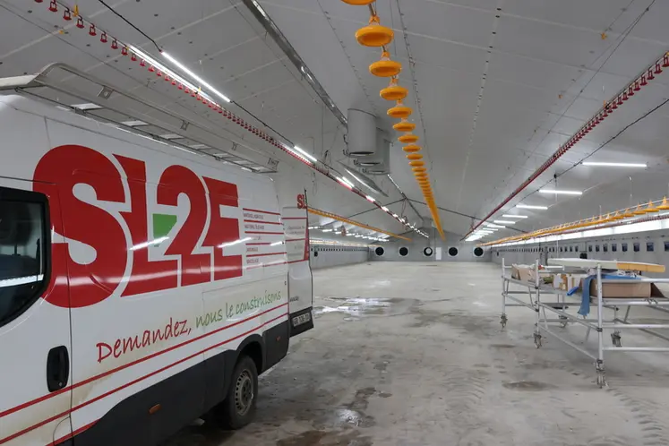<em class="placeholder">Le poulailler en béton a été construit et équipé par la société ardennaise SL2E.</em>