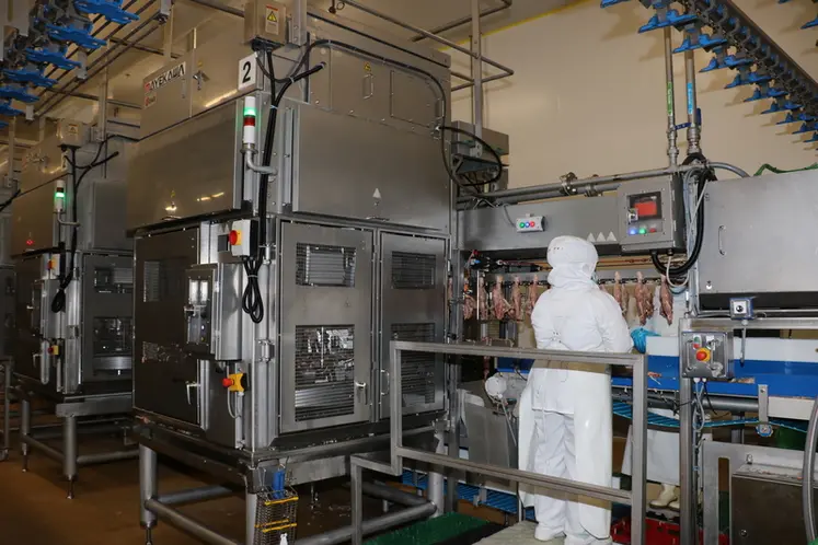 <em class="placeholder">5. Une fois pelées, les cuisses sont désossées automatiquement (1 000 cuisses par heure) avant un parage manuel suivi d’une validation au rayon X.</em>