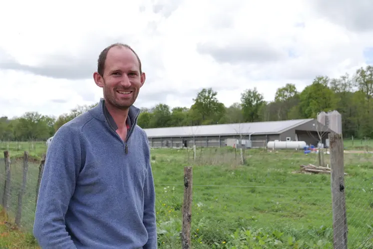 <em class="placeholder">Hugues de Froment, installé sur la ferme familiale, a testé deux bandes de poulets de chair dans son bâtiment pour palmipèdes devenu polyvalent.</em>