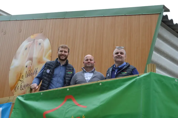 <em class="placeholder">Sylvain Plumelet, éleveur à Plémet (22), avec Guillaume Gannat, chargé de développement LDC (à gauche) et Guénaël Le Sourd, directeur d’Huttepain Bretagne </em>
