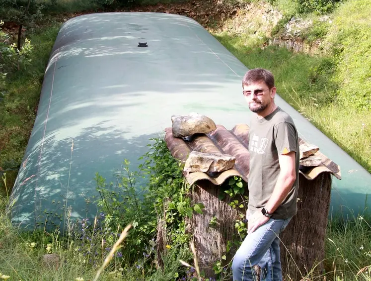 <em class="placeholder">Sylvain Vérité devant sa poche souple de récupération d&#039;eaux de pluie. Qualité de l&#039;eau Itavi </em>