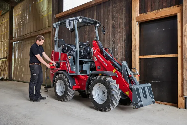 <em class="placeholder">Les valets de ferme électriques peuvent être valorisés sur d&#039;autres tâches en dehors du poulailler, grâce à leurs capacités de levage.</em>