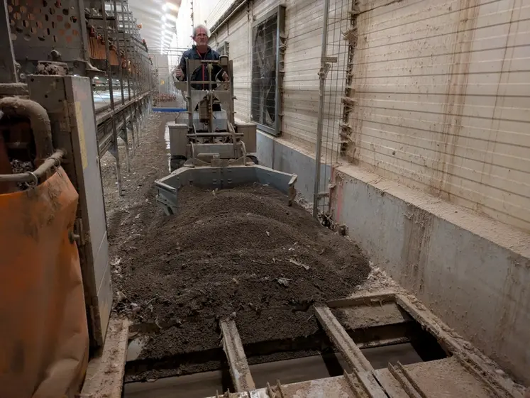 <em class="placeholder">Les fientes sont poussées à l'extrémité des couloirs où elles tombent sur un tapis transversal pour être évacuées du bâtiment.</em>