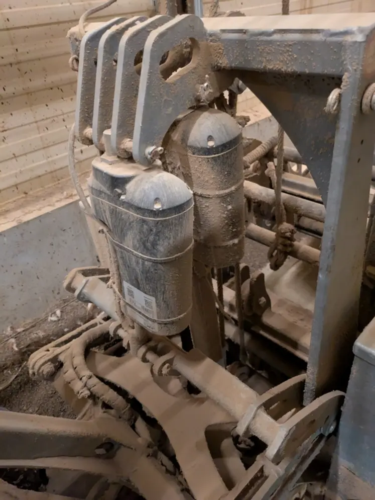 <em class="placeholder">Tous les mouvements du mât, de l'articulation et du racleur sont assurés par des vérins électriques. </em>