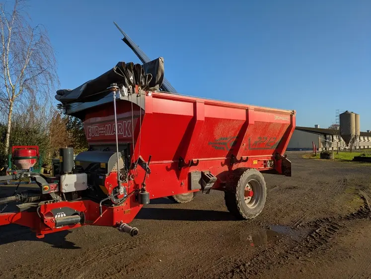 <em class="placeholder">La pailleuse pneumatique Euromark RP12 dispose d&#039;une caisse de 12 m3 qui peut accueillir tout type de litière en vrac (paille broyée, copeaux, sciure...).</em>