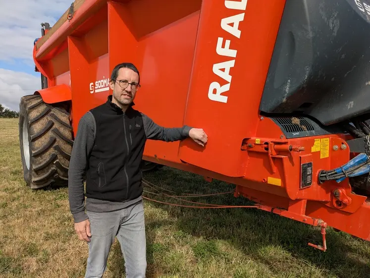 <em class="placeholder">Alexandre Guinard, éleveur de volailles à Hénansal (Côtes d&#039;Armor). « J&#039;ai préféré investir dans mon propre épandeur pour mieux maîtriser la fertilisation organique ...</em>