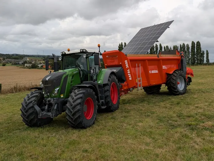 <em class="placeholder">L&#039;épandeur Sodimac Rafal 3600 est attelé à un tracteur de 250 ch.</em>